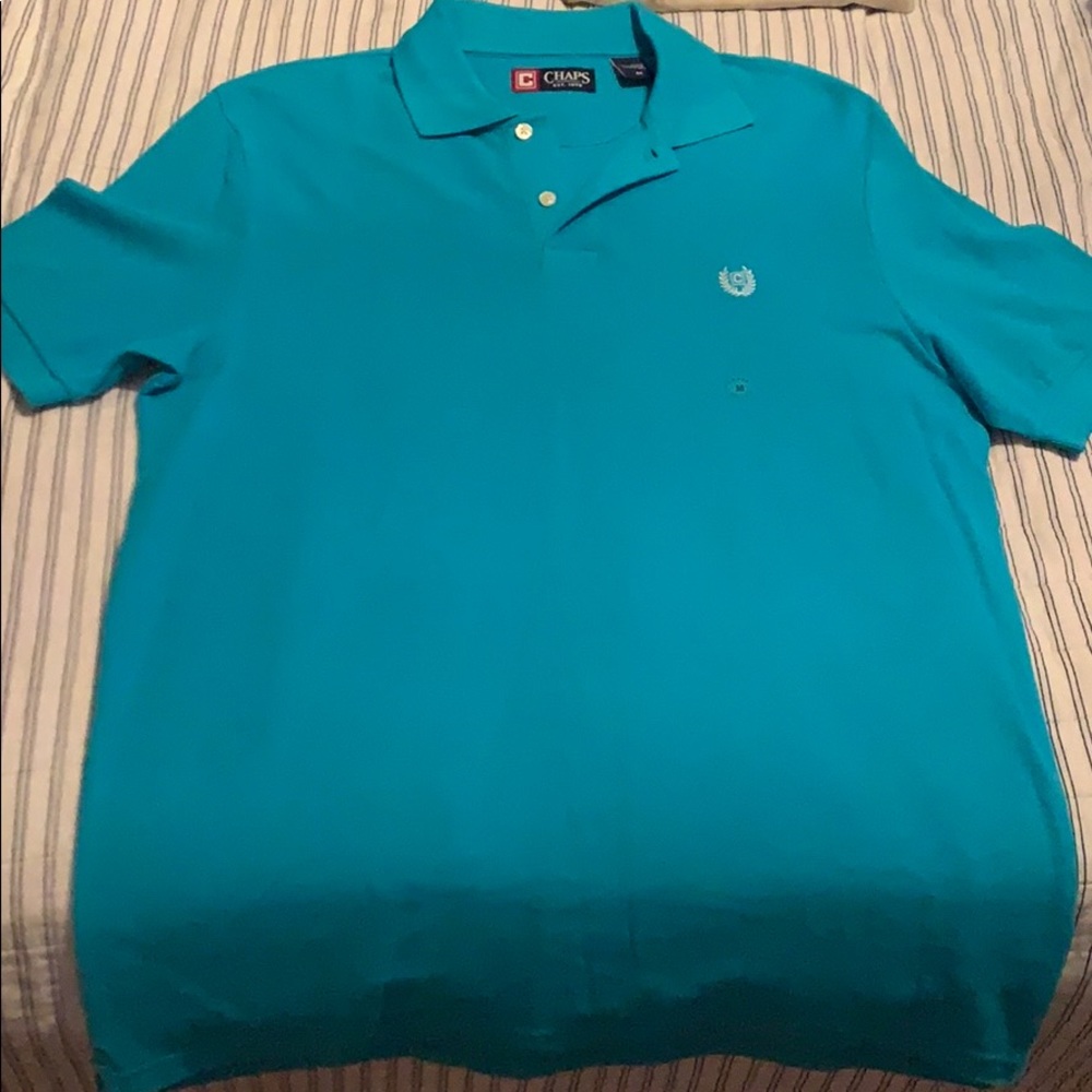 CHAPS BLUE POLO SHORT SLEEVE SHIRT. SIZE M.